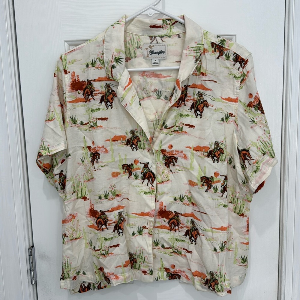 Wrangler women’s cream desert scene button up shirt sleeve shirt size med